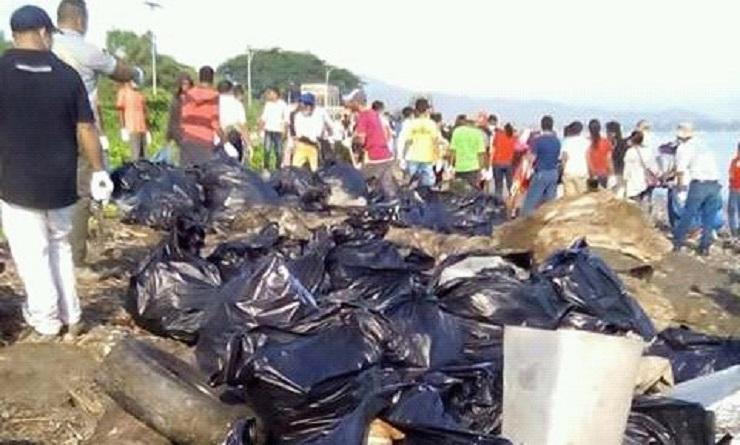 Movimentu Tasi Mos team pick up every piece of rubbish they see in the beach (Photo: Teodosia dos Re