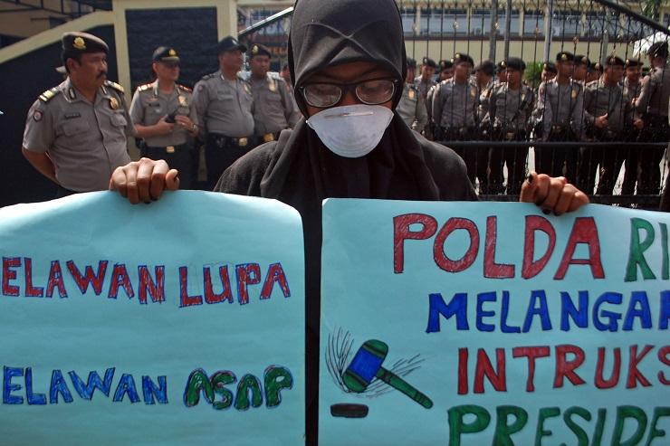 Karhutla, Jokowi Perintahkan Langsung Bekukan atau Cabut Izin Perusahaan