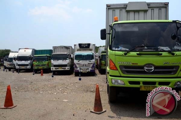 Hindari Macet, Puluhan Truk Pilih Parkir di Jalur Selatan Jateng