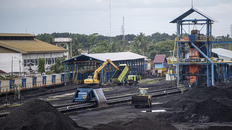 Ilustrasi: Tumpukan batu bara di Dermaga Batu bara Kertapati milik PT Bukit Asam Tbk di Palembang, S
