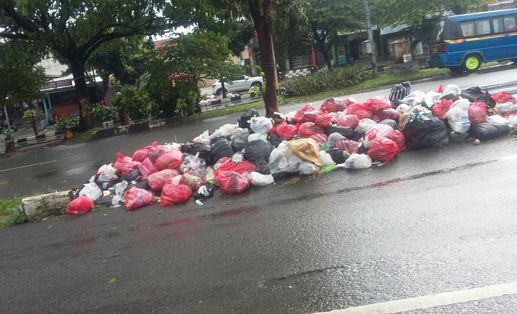 Eskavator Rusak, Sampah di Kabupaten Bogor Menumpuk Selama Sepekan