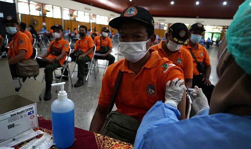 Vaksin dosis booster untuk relawan di Graha Wana Bhakti Yasa, Yogyakarta, Selasa (30/11/2021). (Anta