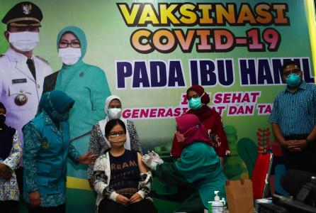 Vaksinasi COVID-19 bagi ibu hamil di RSUD Kota Madiun, Jawa Timur, Kamis (26/8/2021). (Antara/Siswow