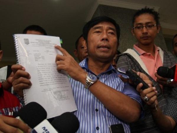 Wakil Ketua DPRD DKI Jakarta Abraham Lunggana alias Haji Lulung (kanan) menunjukkan surat hasil eval