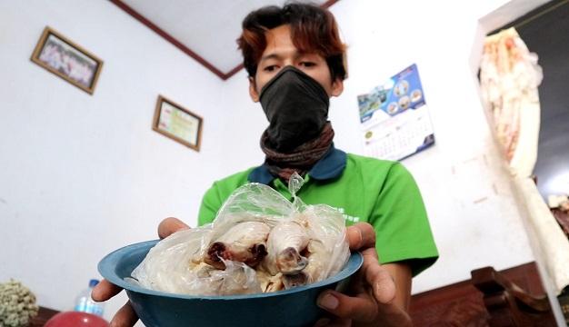 Berbau Busuk, Warga Sukorejo Perak Membuang Daging Ayam Bantuan Pangan