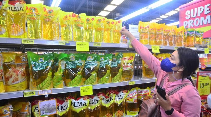 Ilsutrasi: Warga membeli minyak goreng kemasan di salah satu pusat perbelanjaan di Kudus, Jawa Tenga