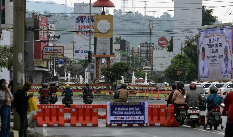 Warga menerobos penyekatan jalan di Bandar Lampung, Selasa (10/8/2021).  Bandar Lampung masuk daerah