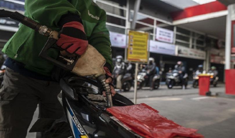 Warga mengisi BBM jenis Pertalite ke sepeda motornya di SPBU Kuningan, Jakarta, Rabu (30/3/2022). (A