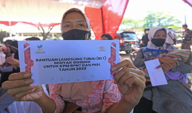 ilustrasi: Warga menunjukkan  BLT subsidi minyak goreng di Kanoman, Kota Cirebon, Jabar, Rabu (13/4/