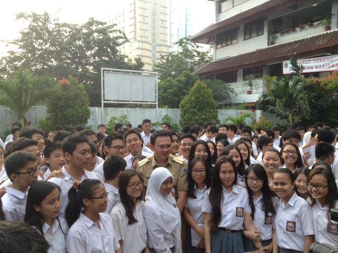 Gubernur DKI Jakarta Basuki Tjahaja Purnama berfoto bersama murid SMA. (Foto: KBR/Erick)