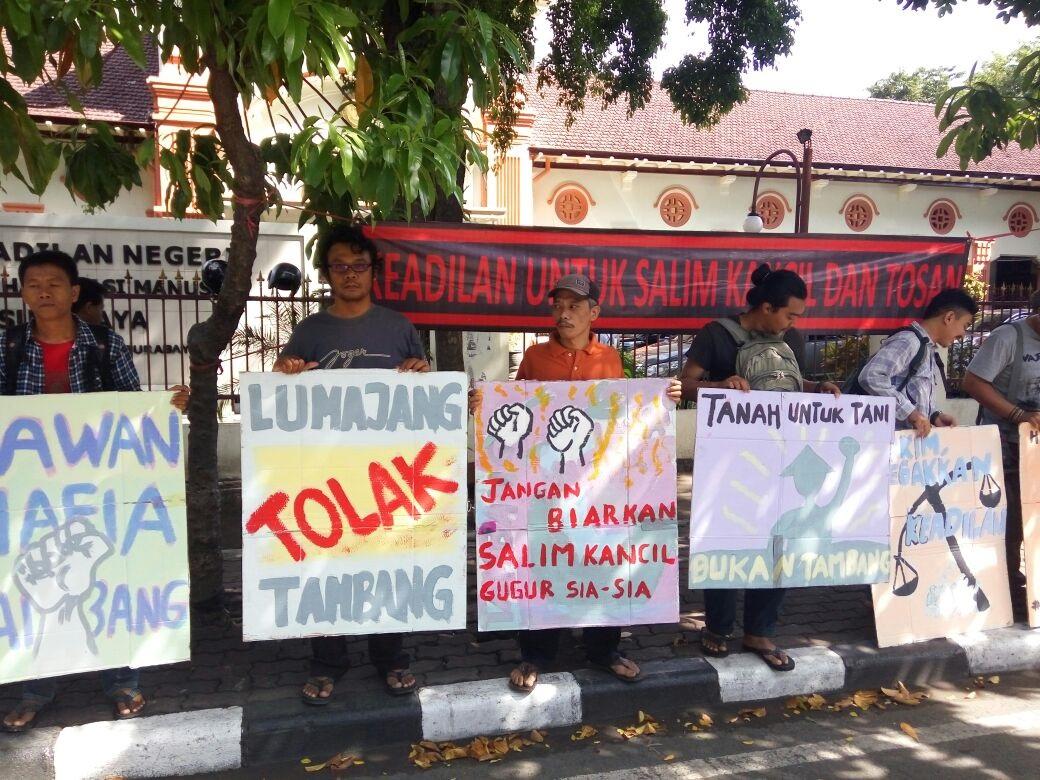 Jelang Putusan Kasus Salim Kancil, Aktivis Gelar Aksi di Depan PN Surabaya