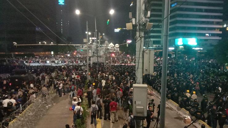 Massa di Sekitaran Bawaslu Kesal Tak Bisa Tembus Barikade Polisi