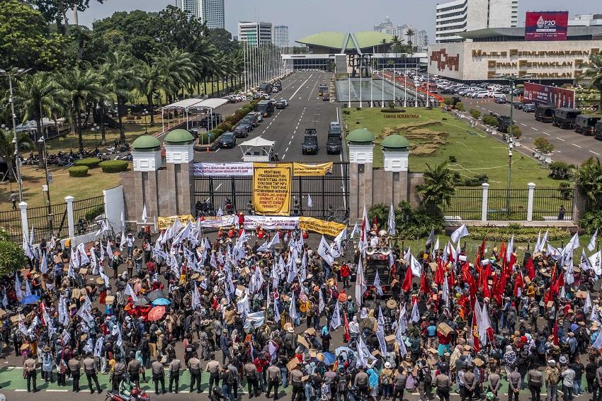 Foto udara massa buruh, petani dan nelayan saat peringatan Hari Tani Nasional di depan Gedung DPR/MP