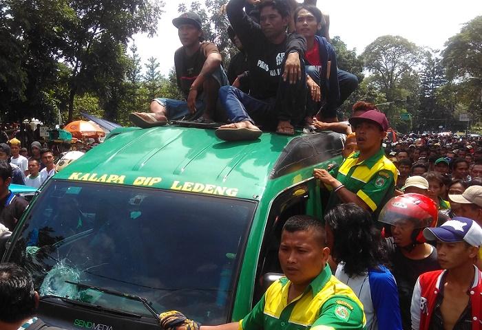 Dua Mobil Dirusak Saat Aksi Mogok  Angkutan Konvensional  di Bandung