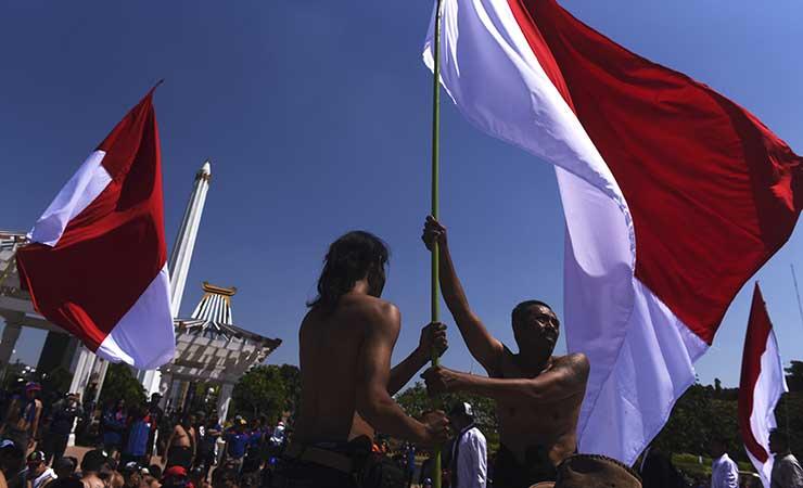 Aksi teatrikal saat memperingati Hari Buruh di Surabaya