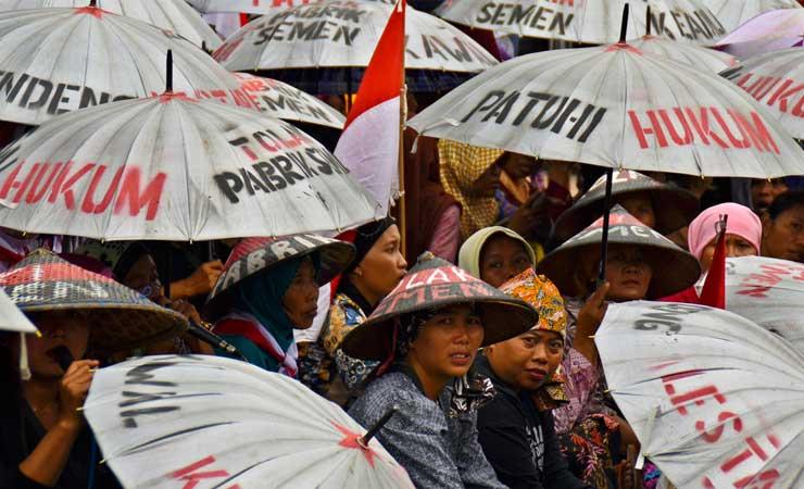 Aksi menolak pabrik semen di Kendeng, Rembang, Jateng.