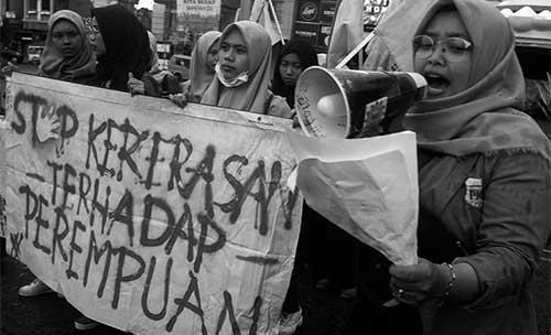 Mahasiswi berorasi saat unjuk rasa damai bertajuk ''Stop Kekerasan Terhadap Perempuan'' di Bundaran 