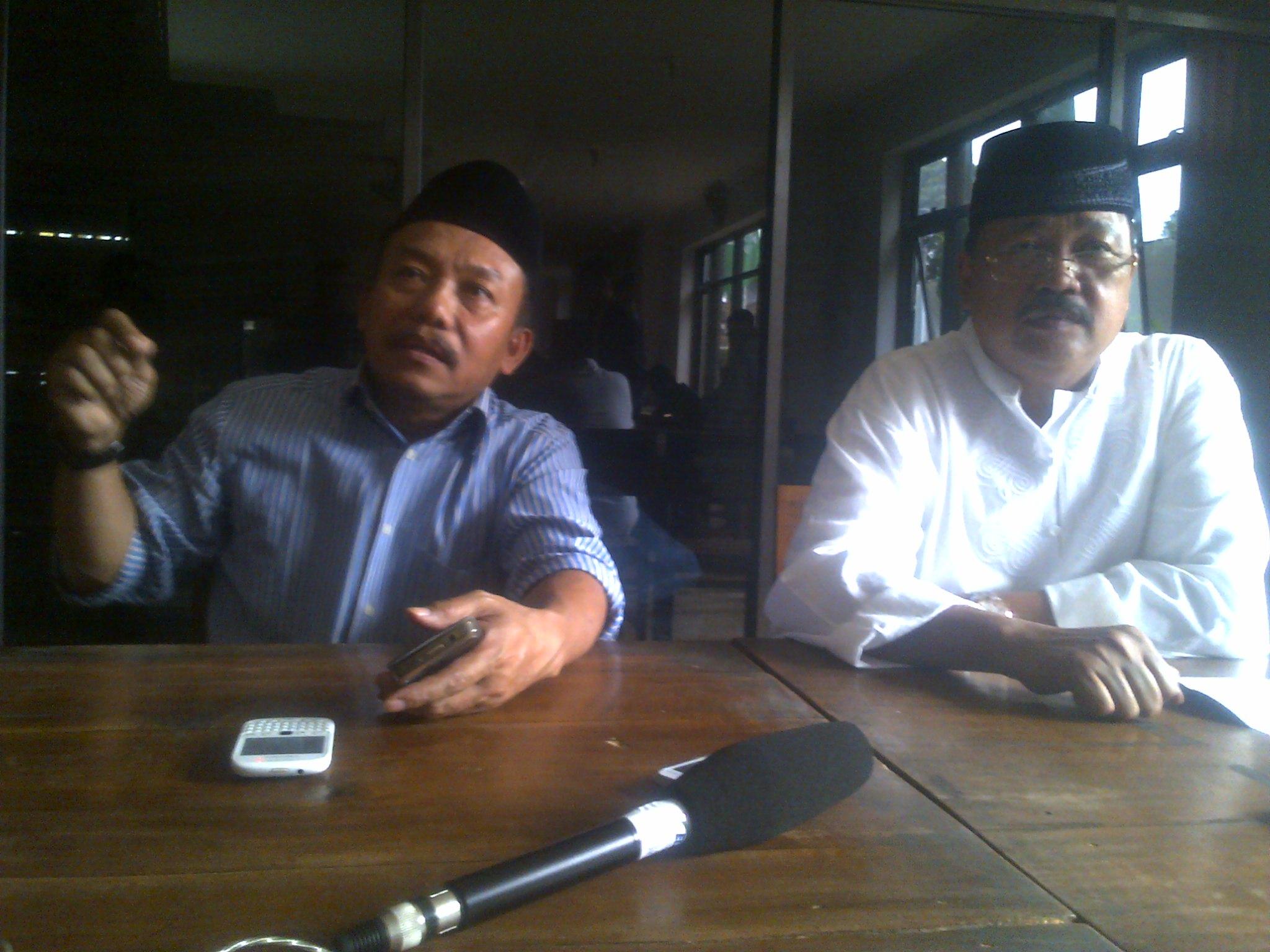 Tolak sistim AHWA. Andi Jamaro Dulung (kanan), mantan ketua PBNU dan pendukung KH Solahuddin Wahid s