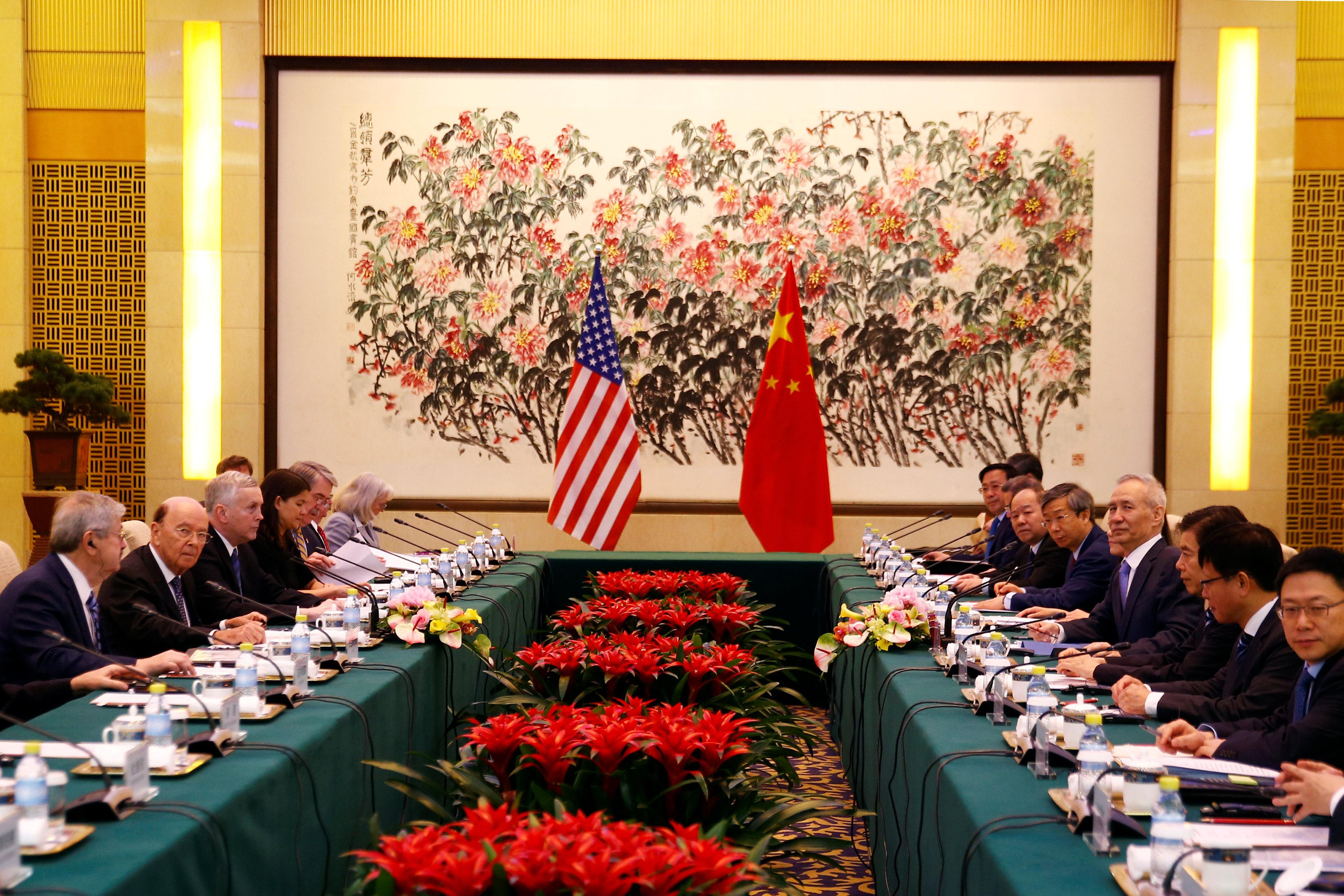 Menteri Perdagangan Amerika Serikat Wilbur Ross, kedua kiri, dan Wakil Perdana Menteri Liu He, keemp