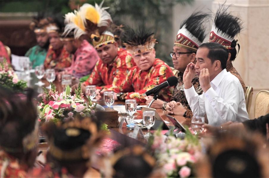 Jokowi Akan Paksa BUMN dan Swasta Rekrut 1.000 Sarjana Papua