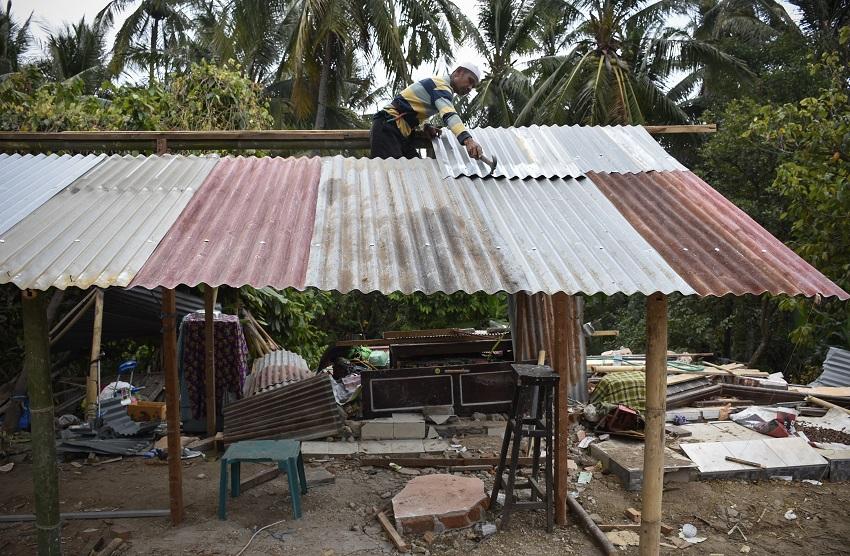 Para Relawan Bangun Hunian Sementara untuk Pengungsi Gempa Lombok