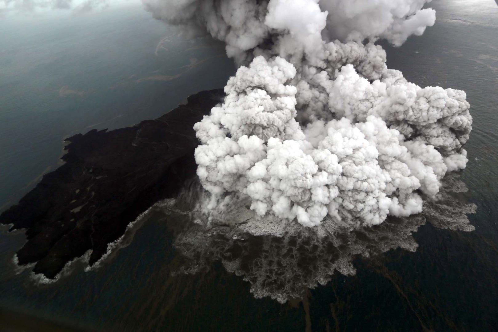 Disebut Sebabkan Tsunami, Ini Fakta Sebaran Material Anak Krakatau 