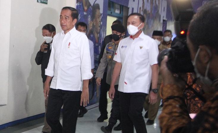 Tinjau Kanjuruhan, Jokowi: Masalahnya ada di Pintu yang Terkunci