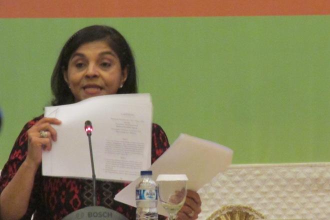 Jubir Majelis Rohani Nasional Baha'i Indonesia, Sheila Soraya, menunjukkan salinan UU PNPS tahun 196