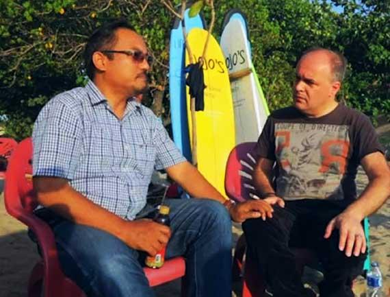 Nasir Abbas dan Jan Laczynski berbincang di Pantai Kuta (foto: Rebecca Henschke)