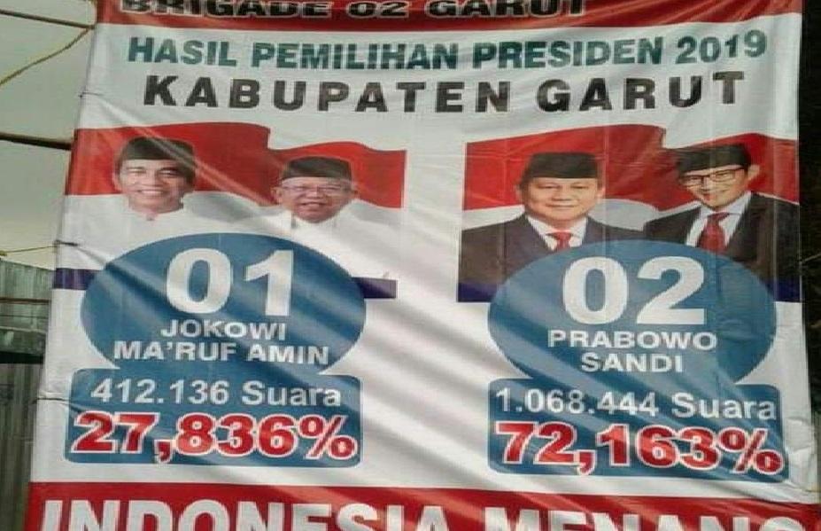 Penurunan Baliho Kemenangan Prabowo di Garut Ricuh