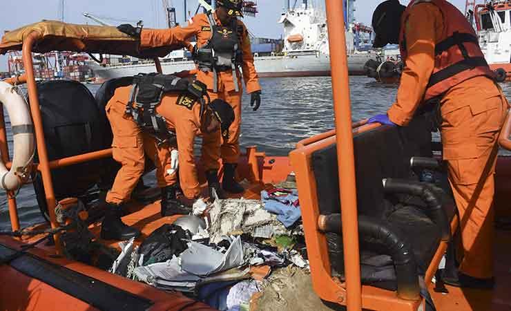 Petugas Basarnas evakuasi puing pesawat Lion Air JT 610