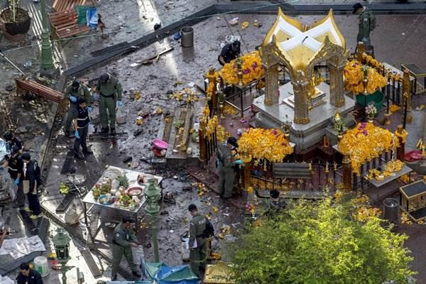 Bom meluluhlantakkan Kuil Erawan di Bangkok (Foto: Reuters)