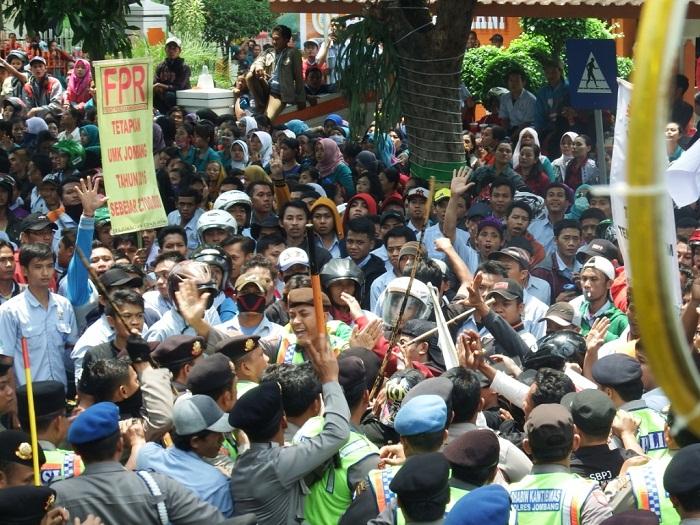 Demo UMK di Jombang Ricuh, Satu Buruh Pingsan Akibat Pukulan Polisi