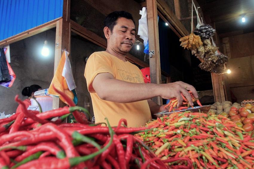Pedagang cabai di Pasar Youtefa, Kota Jayapura, Papua, Selasa (2/8/22). Harga cabai rawit di pasar i
