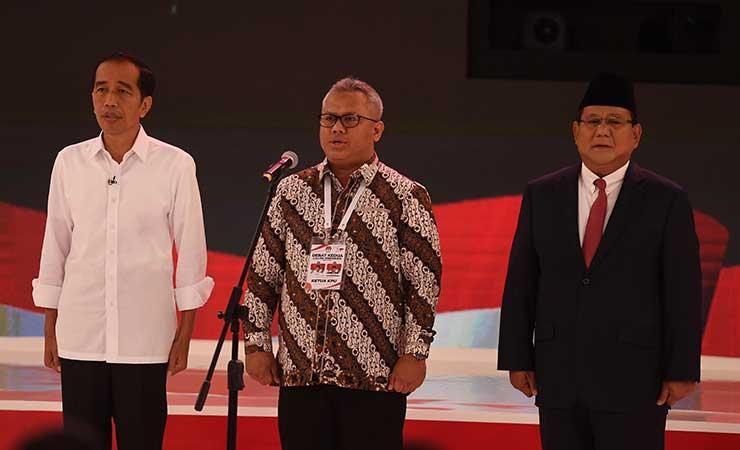 Jokowi, Ketua KPU, dan Prabowo pada debat capres ke dua