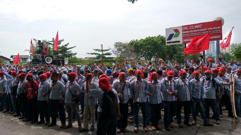 Tuntut Jadi Karyawan Tetap, Sopir Tangki Demo Pertamina