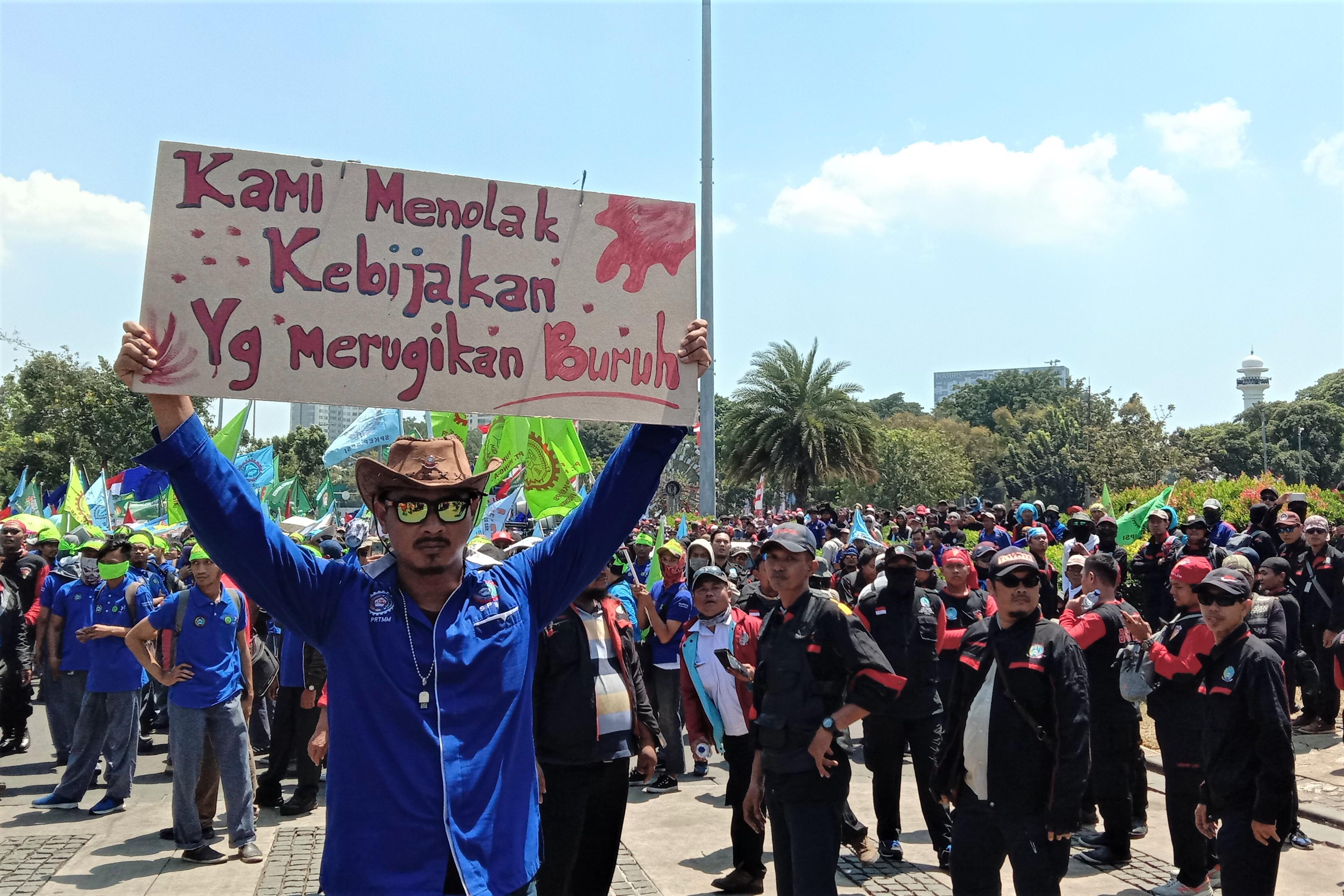 Tolak Pengurangan Pesangon, Buruh  Demo di Depan Istana