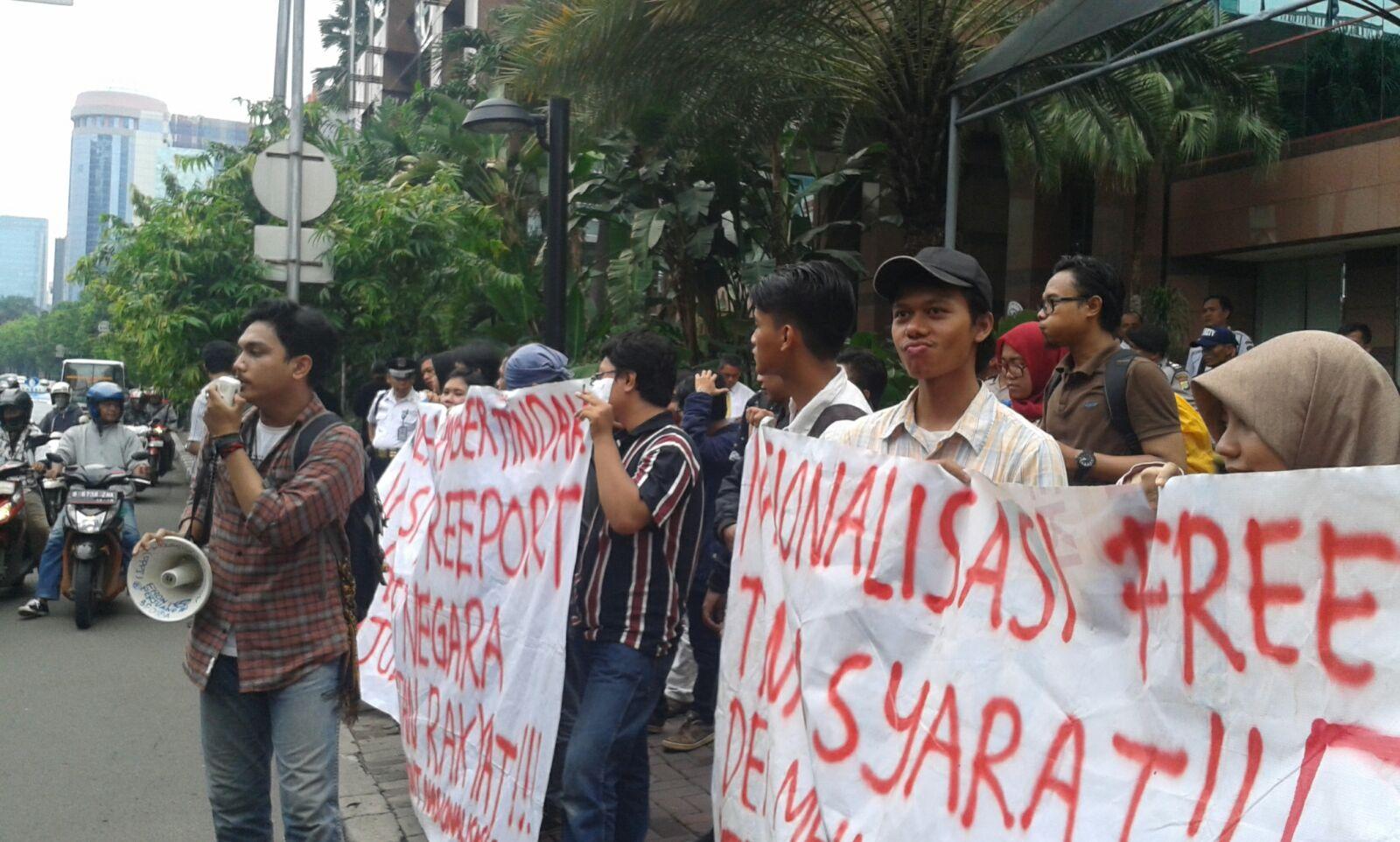 FNF Demo Tuntut Nasionalisasi Freeport Indonesia