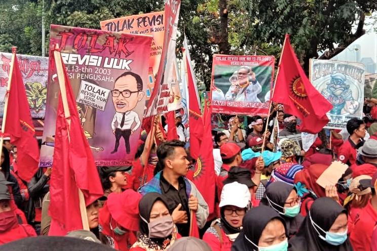 Polisi Hadang Buruh yang Hendak Demo di Senayan