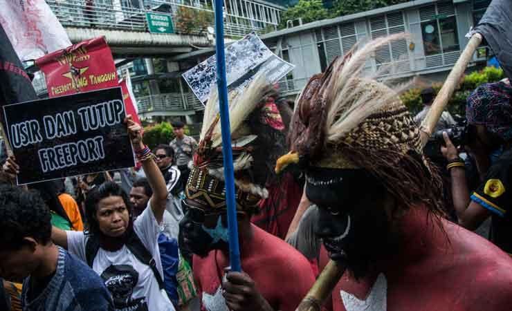 Unjuk rasa mahasiswa Papua menuntut penutupan tambang Freeport.