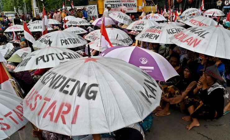Demo menentang pendirian pabrik semen Rembang