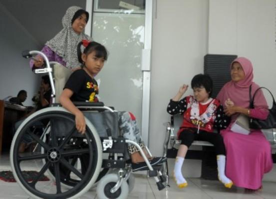 Ilustrasi: Seorang anak mencoba kursi roda pemberian dari United Cerebral Palsy (UCP) pada program "