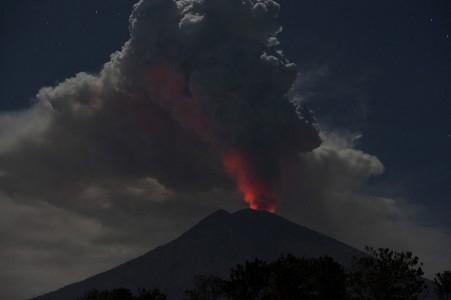 Erupsi Gunung Agung, 10 Penerbangan  di Lombok Dibatalkan