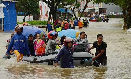 Evakuasi korban banjir Makassar 