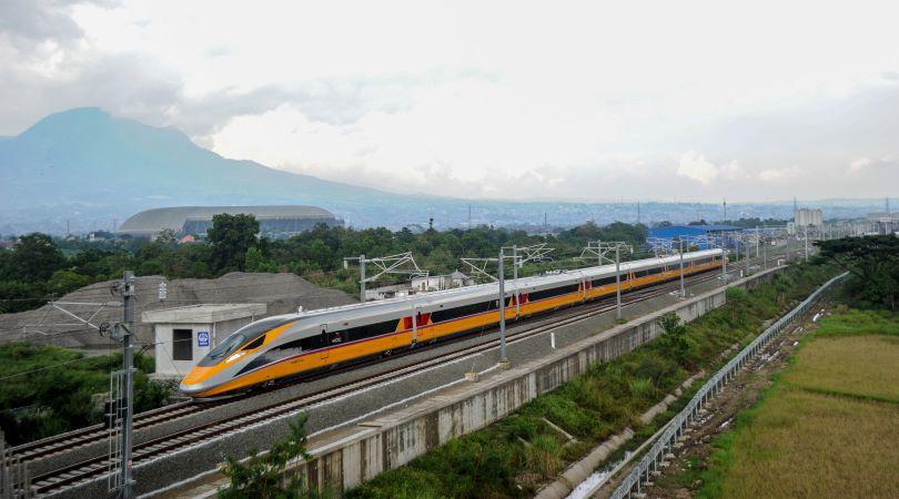 Luhut: Proyek Kereta Cepat Jakarta- Bandung Tidak Boleh Mundur