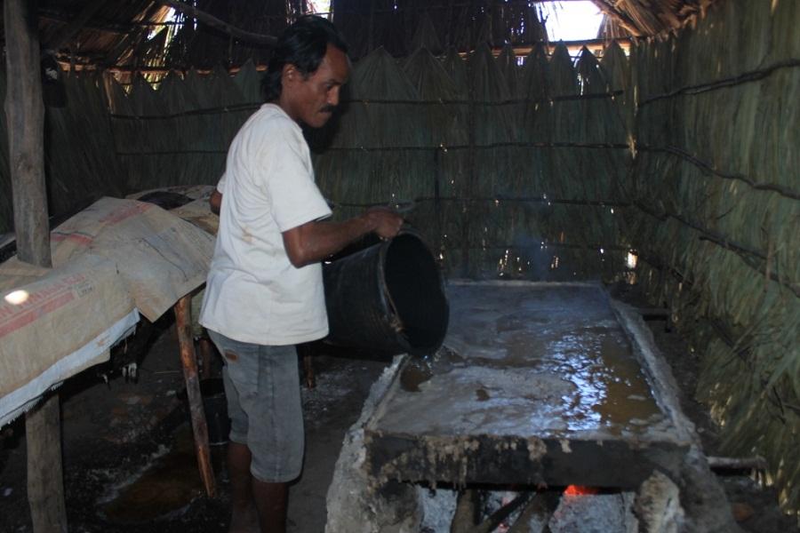 Petani Garam Masak di Sumba Timur Keluhkan Rendahnya Harga