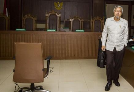 Rugikan Negara 4,3 T, Jaksa Tuntut Gubernur Sultra Kurungan 18 Tahun