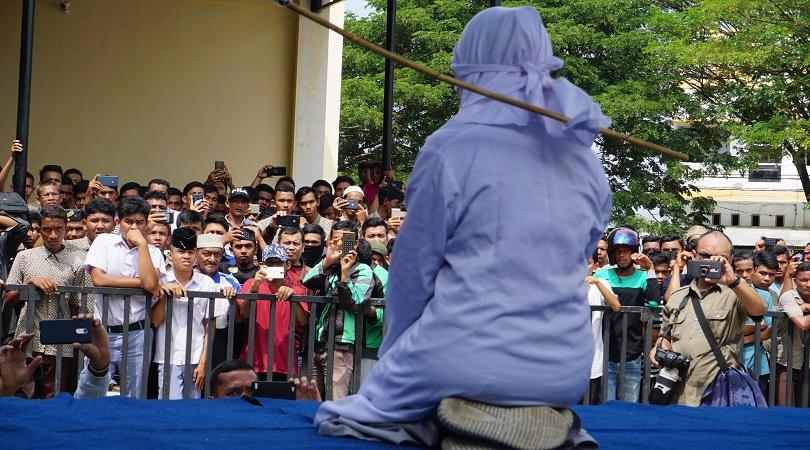 Bermesraan di Halaman Masjid, Ini Jumlah Hukuman Cambuk di Aceh