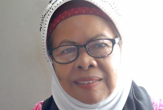 Ruyati Darwin ibunda almarhum Eten Karyana, Mahasiswa Universitas Indonesia yang tewas pada tragedi 
