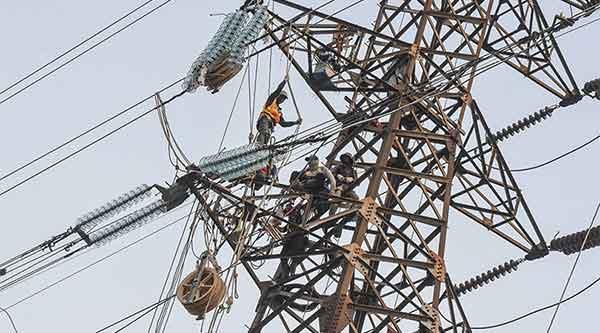 Pekerja sedang melakukan pemeliharaan jaringan listrik